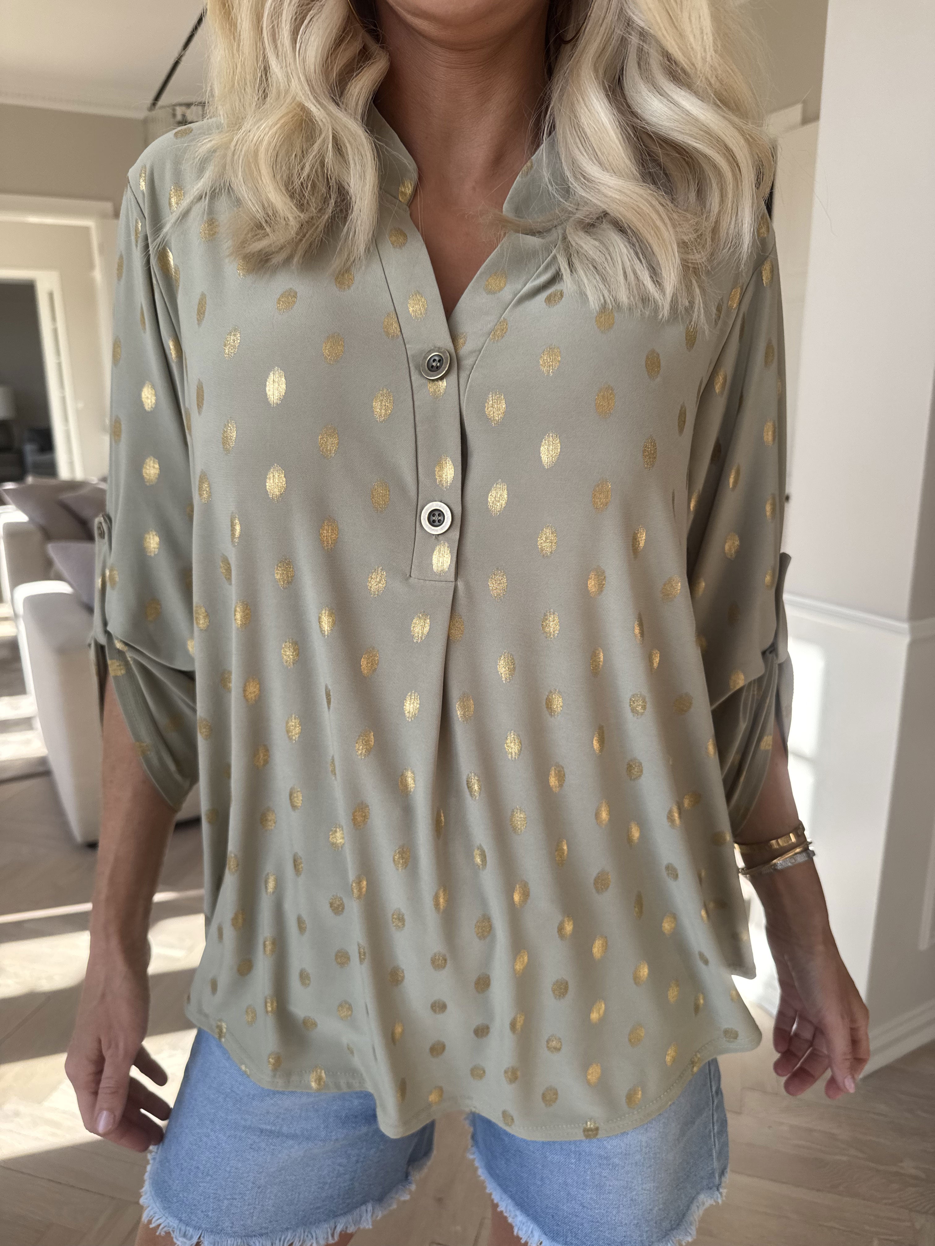 Ebba Gold Shirt - Elastisk bluse med guld dutter